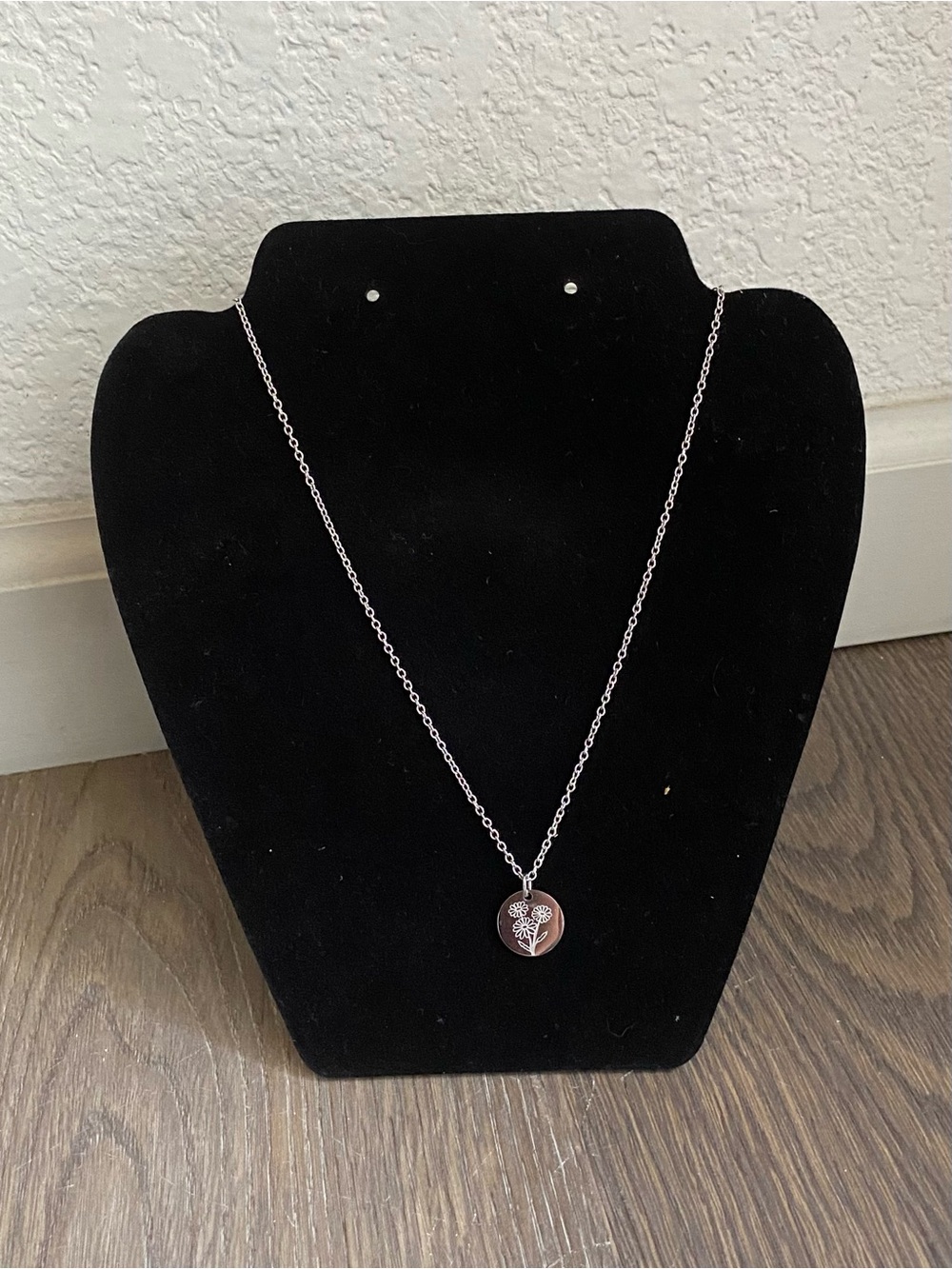 Silver Floral Pendant Necklace - Elegant Womenโs Jewelry